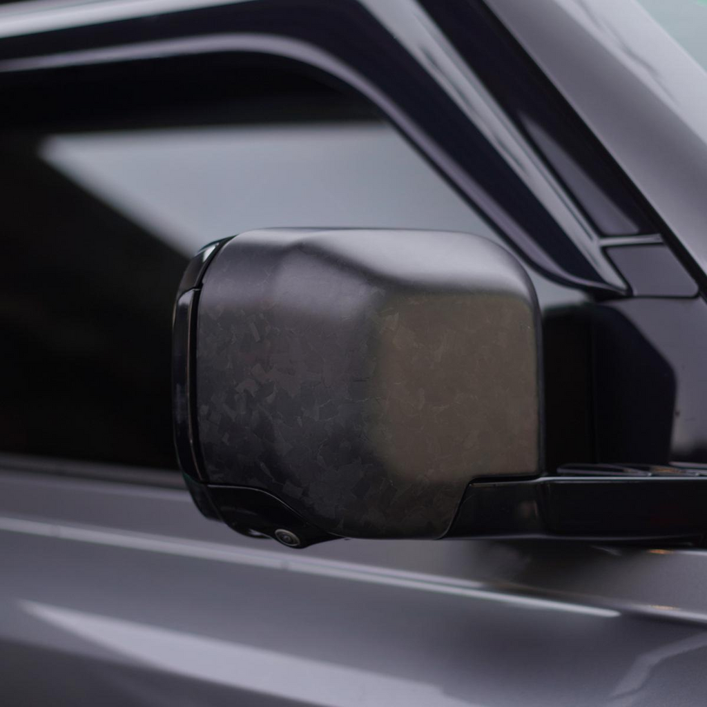 TITANSCHILD – Forged Carbon Spiegelkappen für Land Rover Defender L663 - Seitenansicht