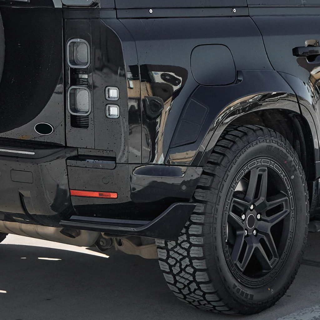 TITANSCHILD – Heck-Splitter in Gloss Black für Land Rover Defender - Detailansicht