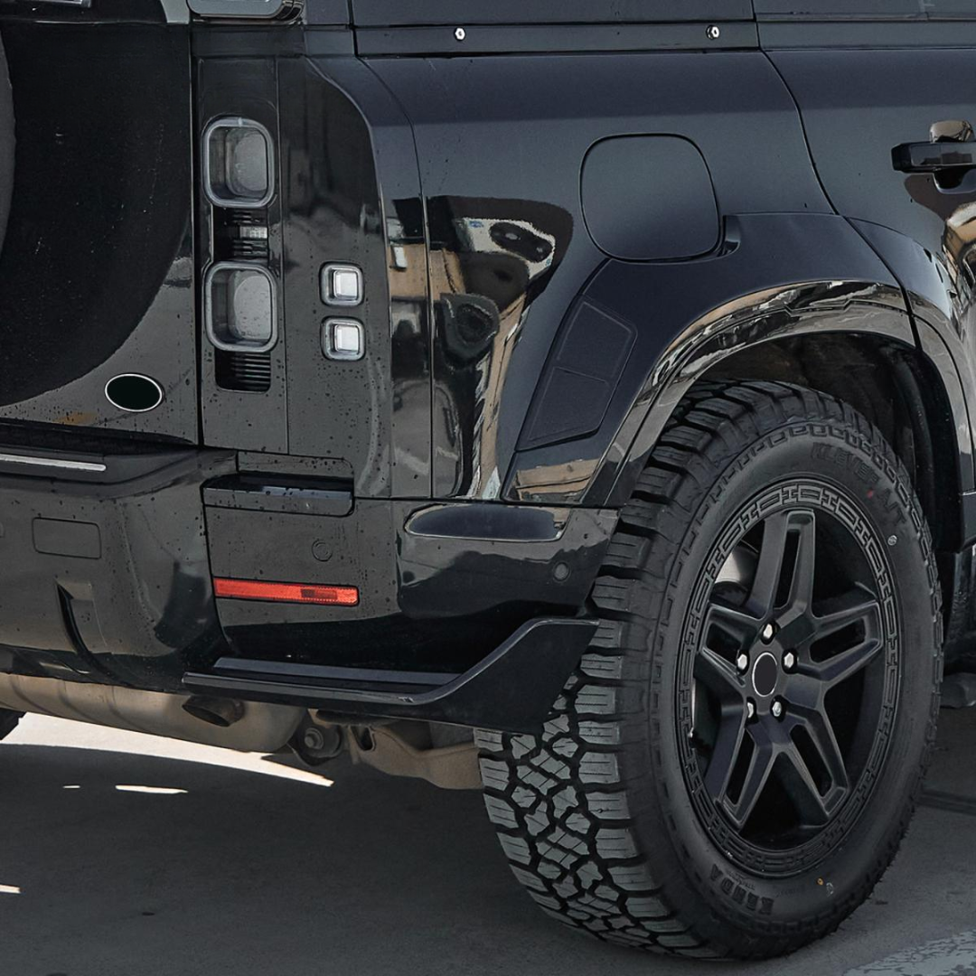 TITANSCHILD – Heck-Splitter in Gloss Black für Land Rover Defender - Detailansicht