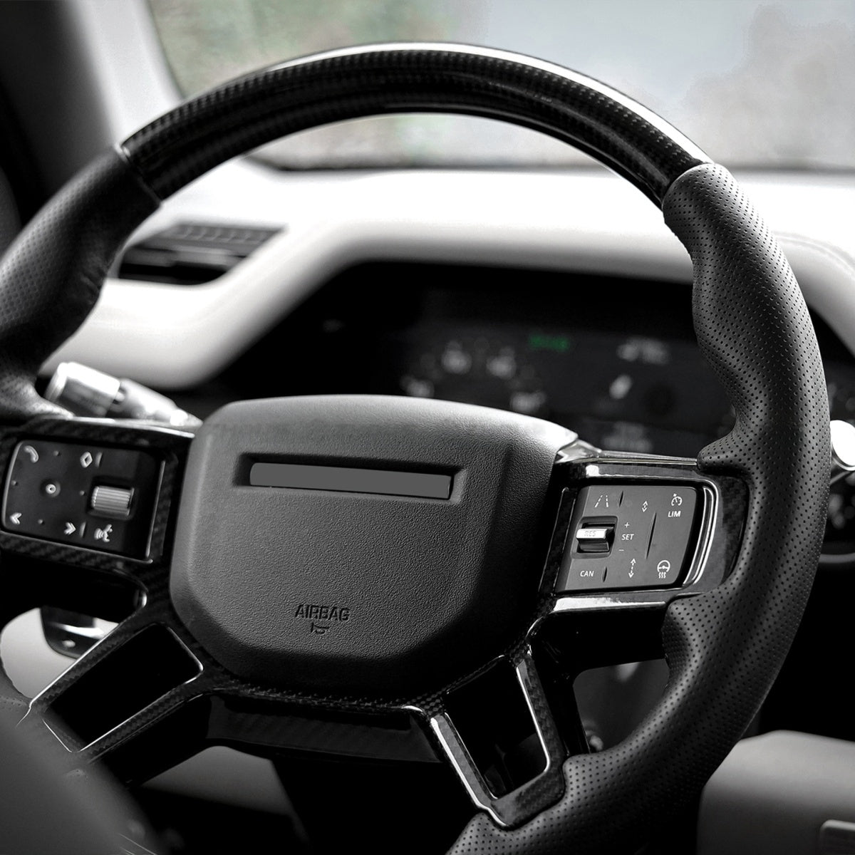 TITANSCHILD – Carbon Lenkradabdeckung für Defender 90/110/130 - Detailansicht