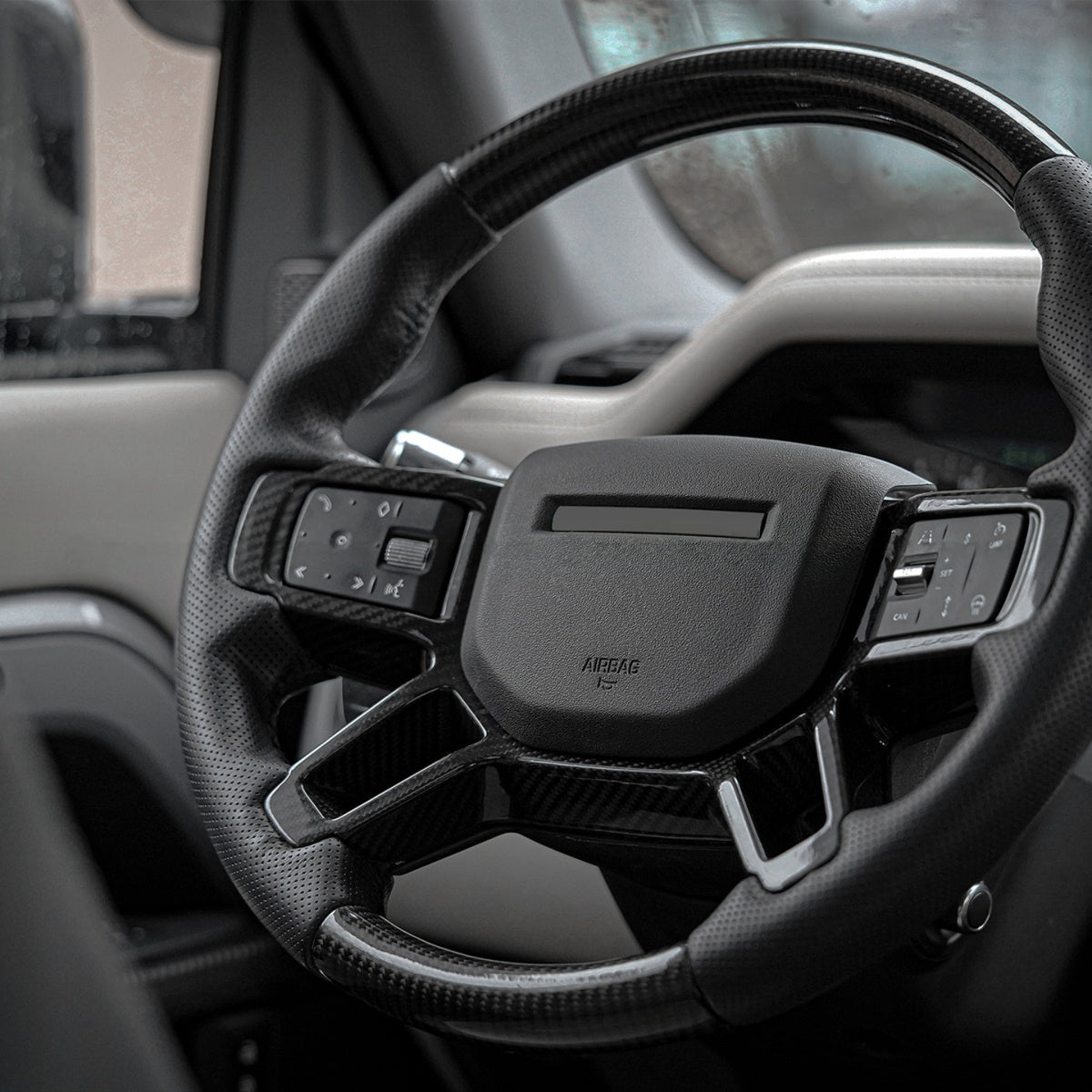 TITANSCHILD – Carbon Lenkradabdeckung für Defender 90/110/130 - Seitenansicht