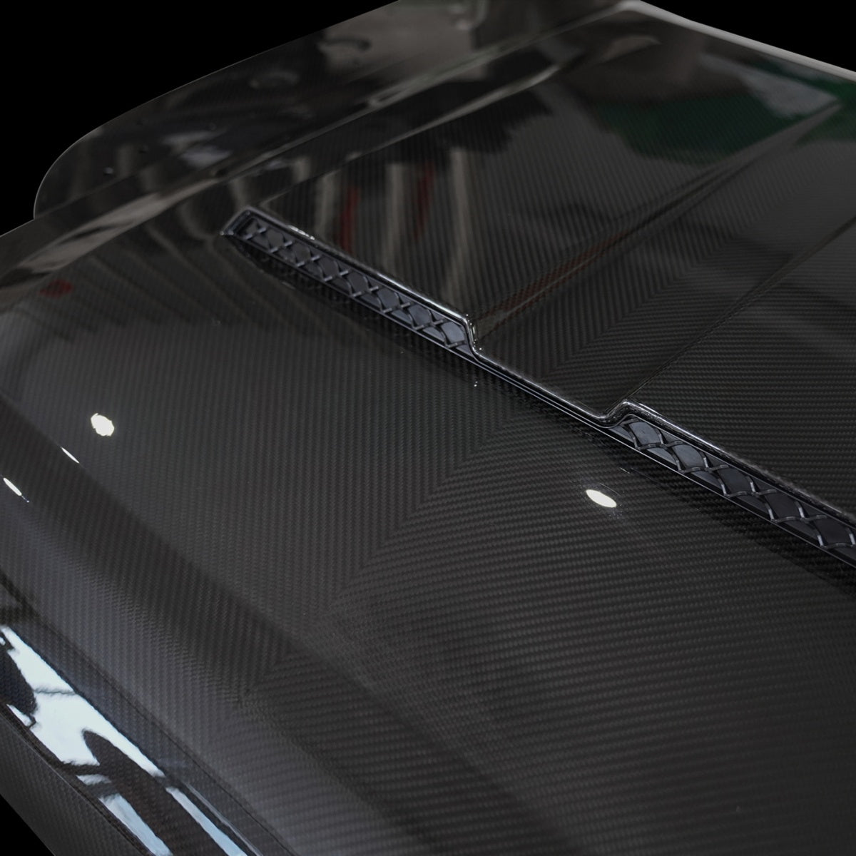 TITANSCHILD – Carbon Sport Motorhaube für Defender 90/110/130 - Seitenansicht