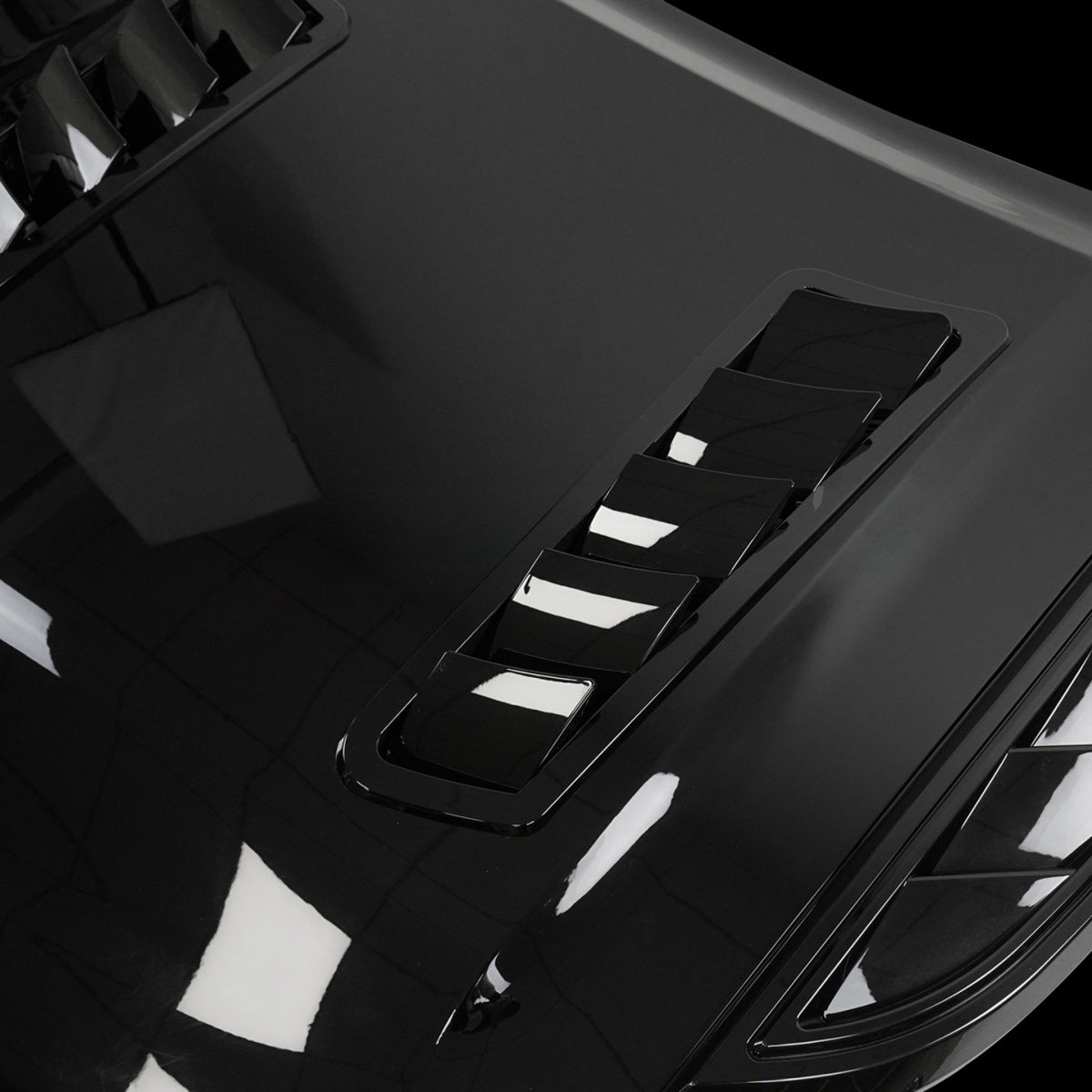 TITANSCHILD – Shark Motorhaube für Defender - Seitenansicht