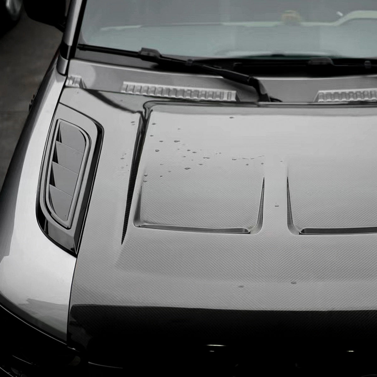 TITANSCHILD – Motorhauben-Lüftung Dry Carbon für Defender 2020 - Seitenansicht