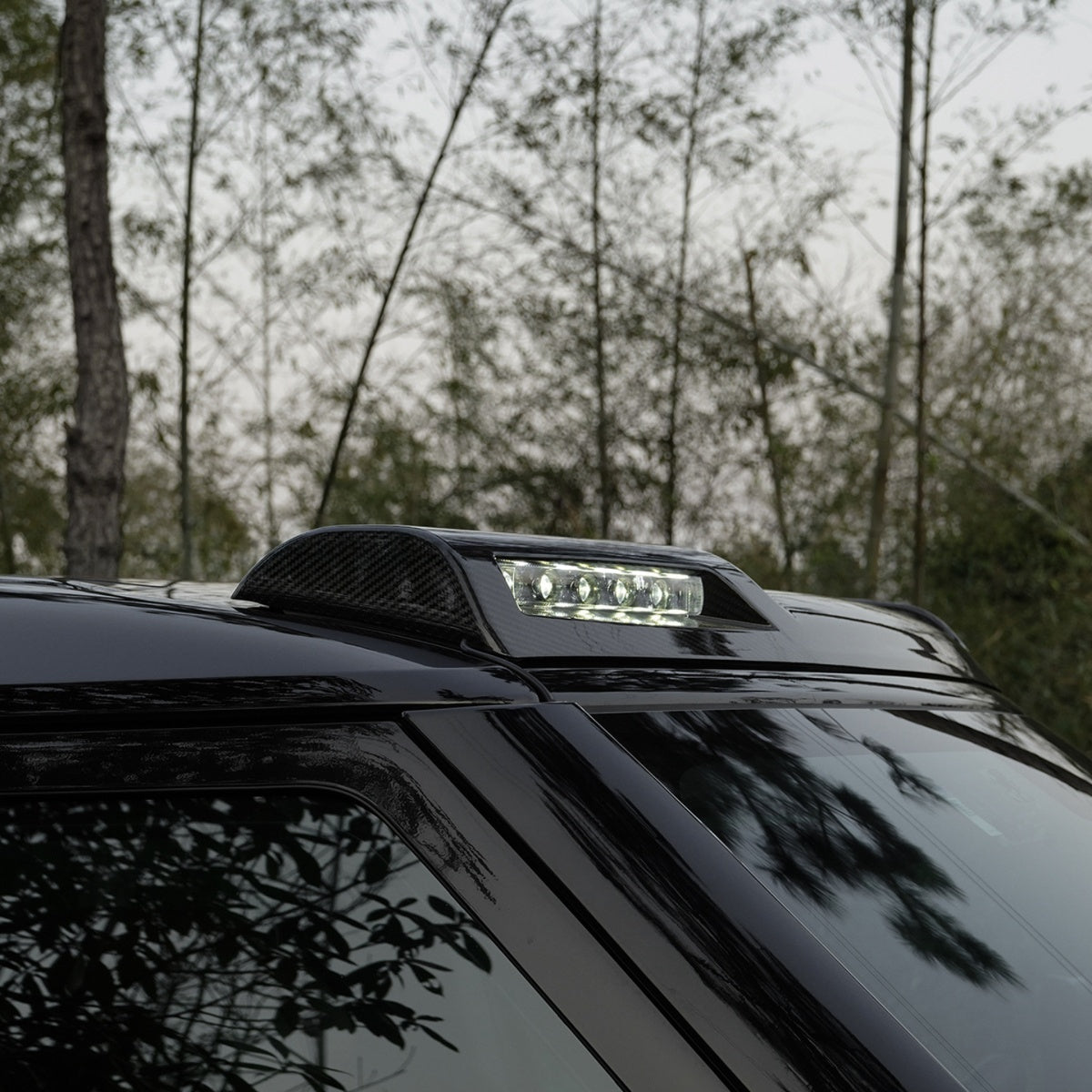 TITANSCHILD – LED Dachspoiler Licht für Defender 110 - Seitenansicht