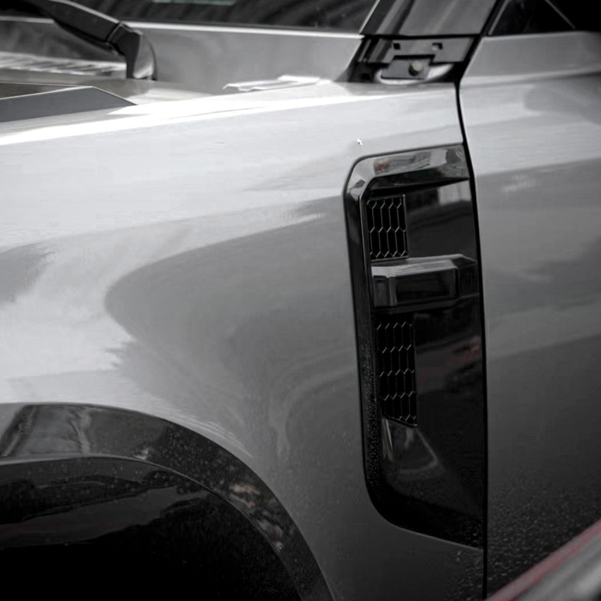 TITANSCHILD – Seitenlüftung Cover Set für Defender 90/110/130 - Nahaufnahme