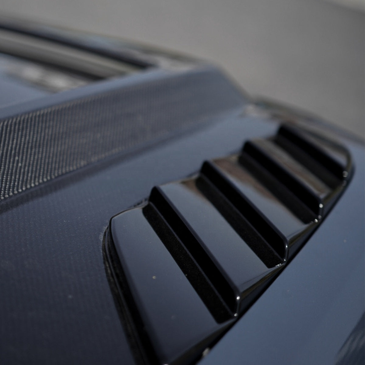 TITANSCHILD – Motorhauben-Seitenabdeckung ABS Schwarz für Defender - Seitenansicht