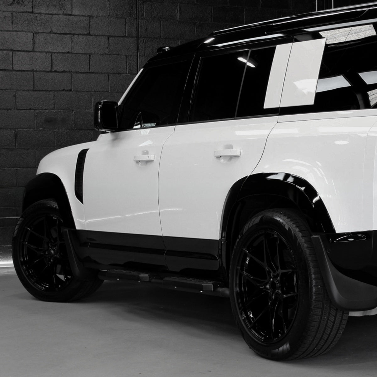 TITANSCHILD – Breite Radlaufverbreiterungen Schwarz für Defender 110 - Detailansicht