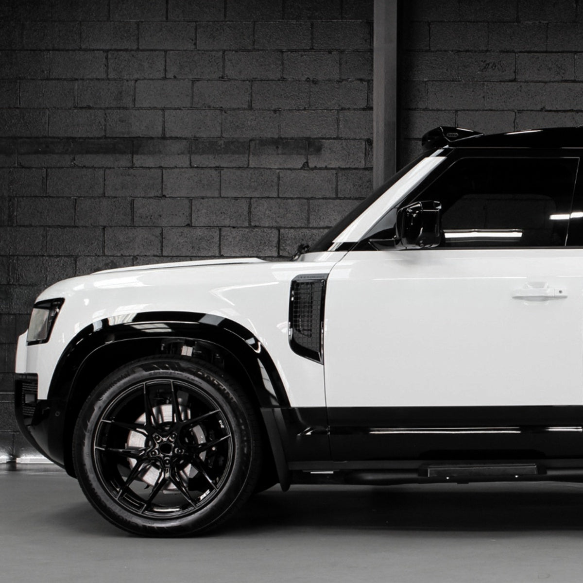 TITANSCHILD – Breite Radlaufverbreiterungen Schwarz für Defender 110 - Seitenansicht