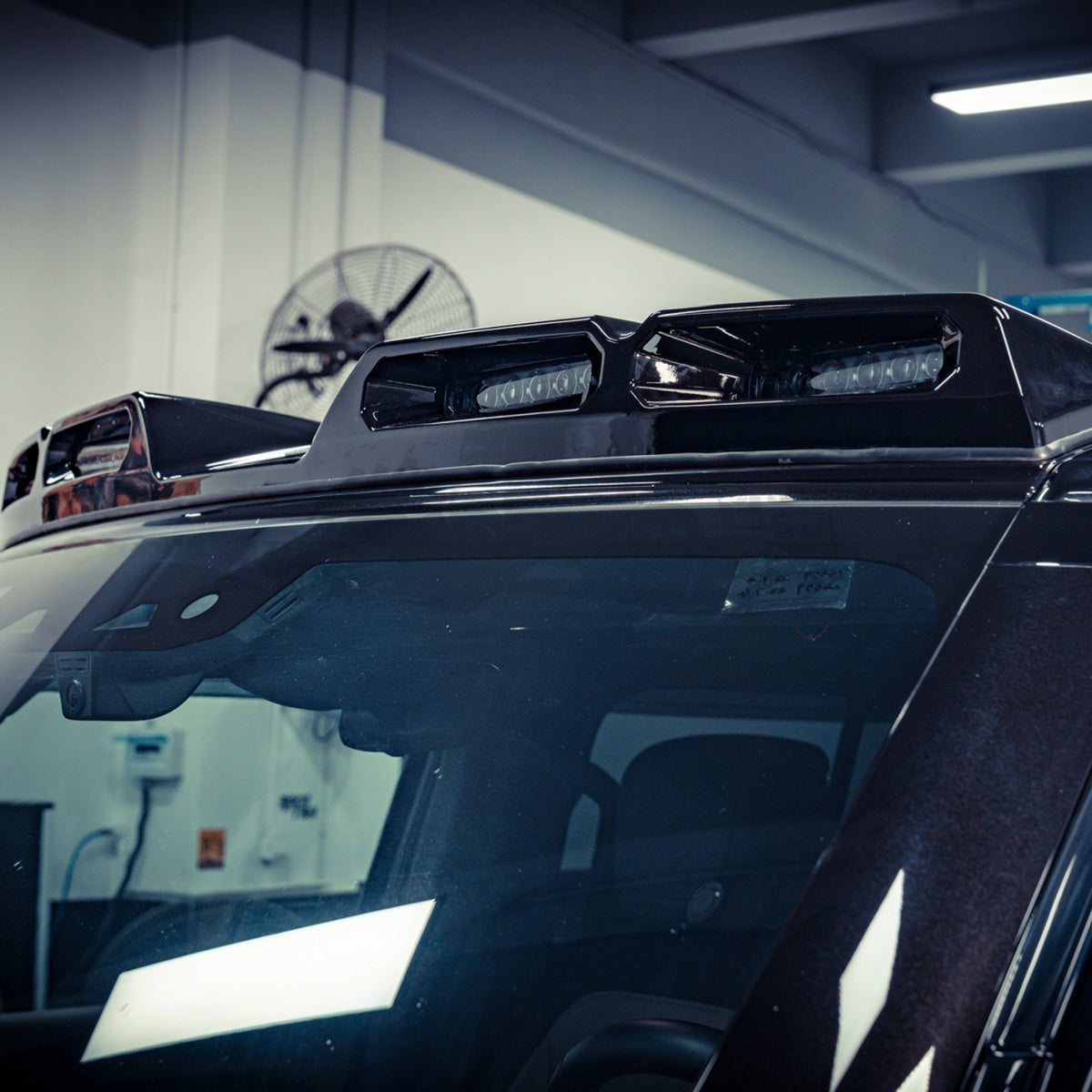 TITANSCHILD – Dachspoiler mit LED-Frontleuchte für Defender - Detailansicht