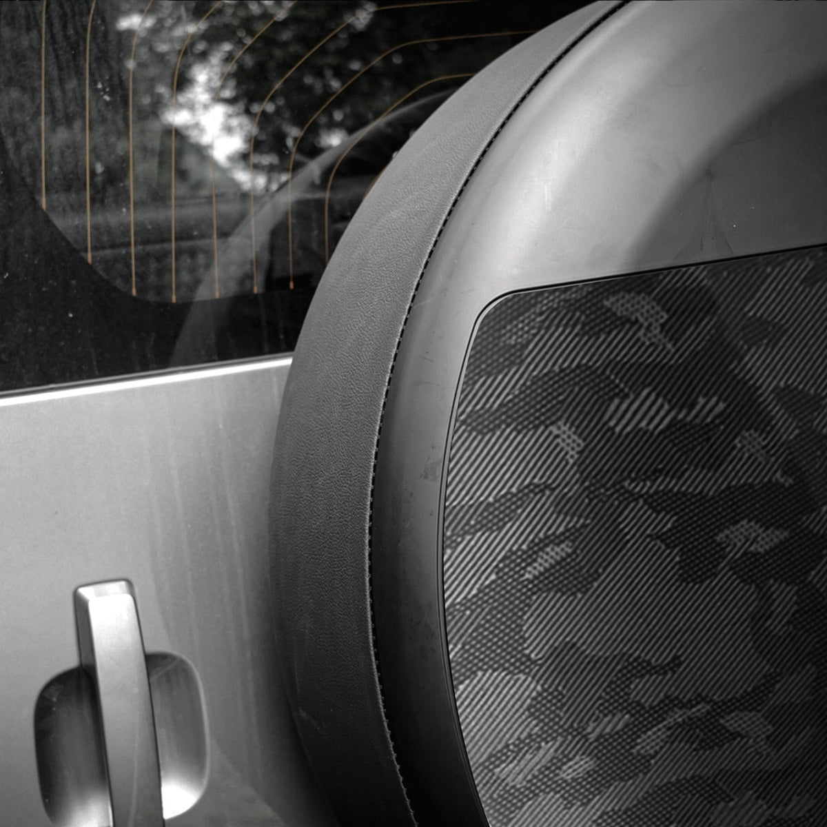 TITANSCHILD – Phantom Ersatzradabdeckung Schwarz ABS für Defender 90/110/130 - Nahaufnahme