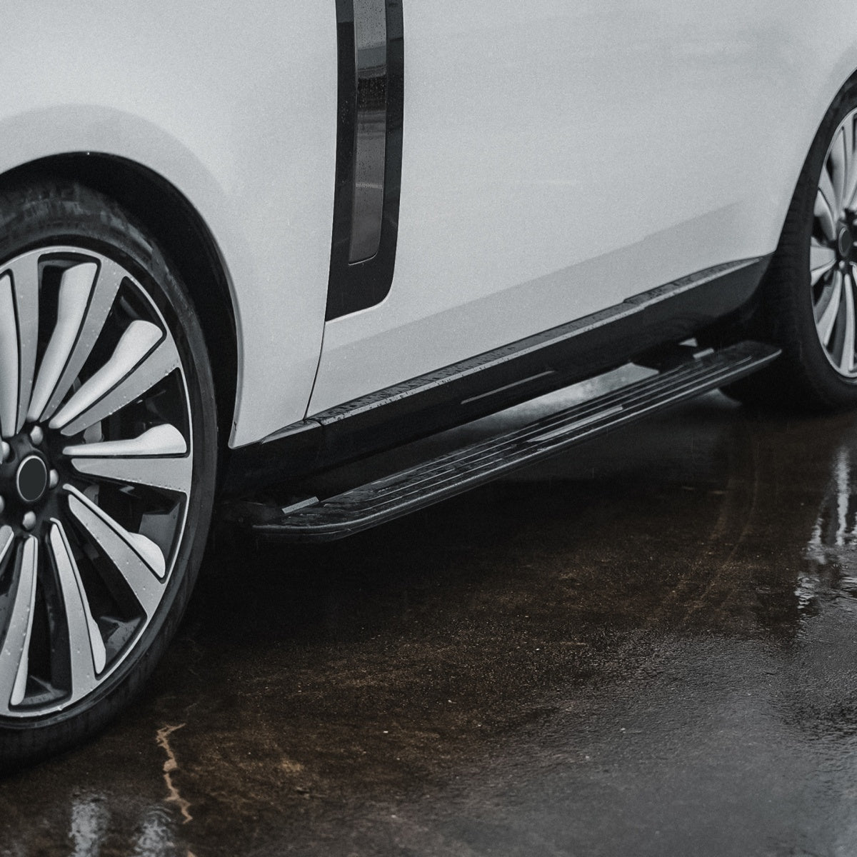 TITANSCHILD – Elektrische Trittbretter Aluminium für Range Rover - Nahaufnahme