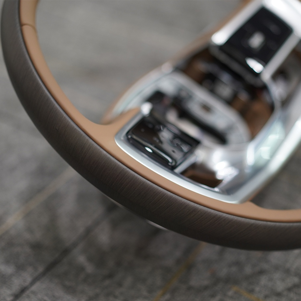 TITANSCHILD – Exklusives Holzlenkrad Braun für Range Rover - Seitenansicht