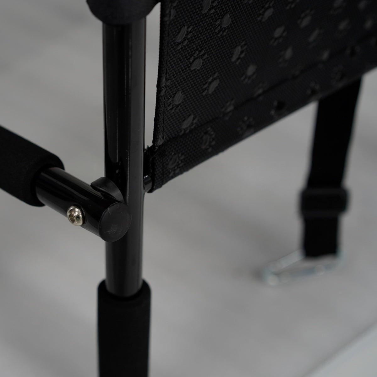 TITANSCHILD – Heckleiter klappbar für Range Rover (ab 2022) - Montageansicht