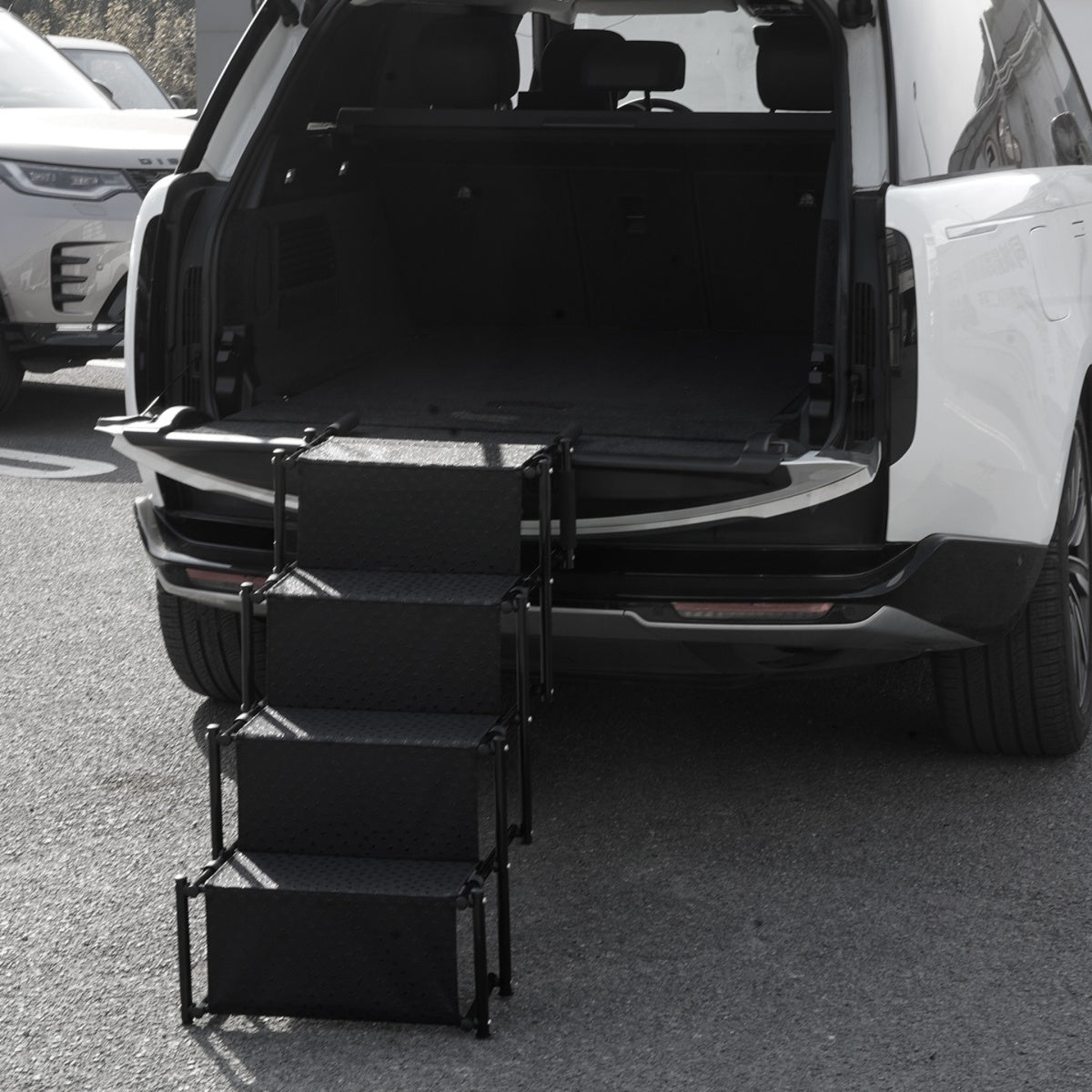 TITANSCHILD – Heckleiter klappbar für Range Rover (ab 2022) - Detailansicht