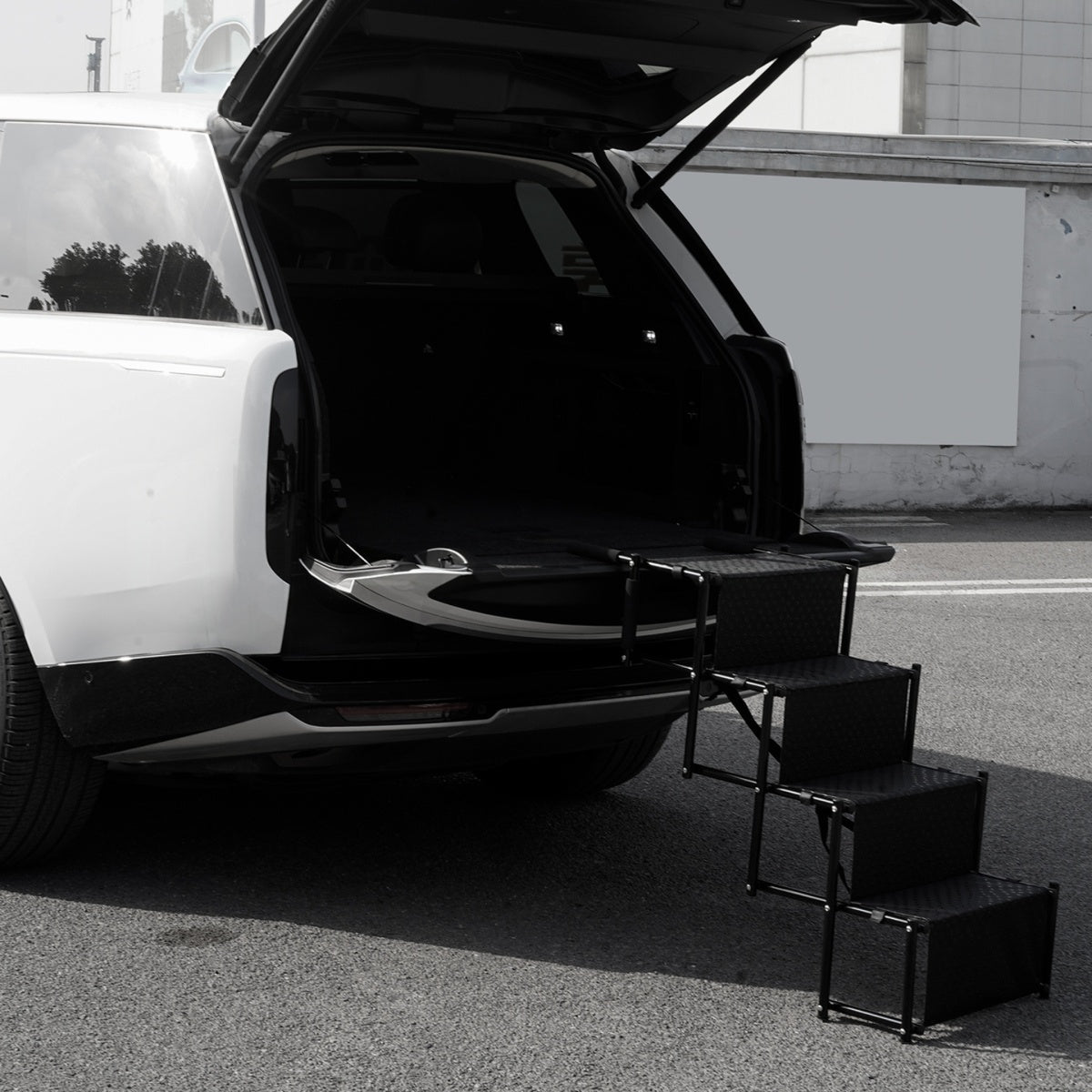 TITANSCHILD – Heckleiter klappbar für Range Rover (ab 2022) - Seitenansicht