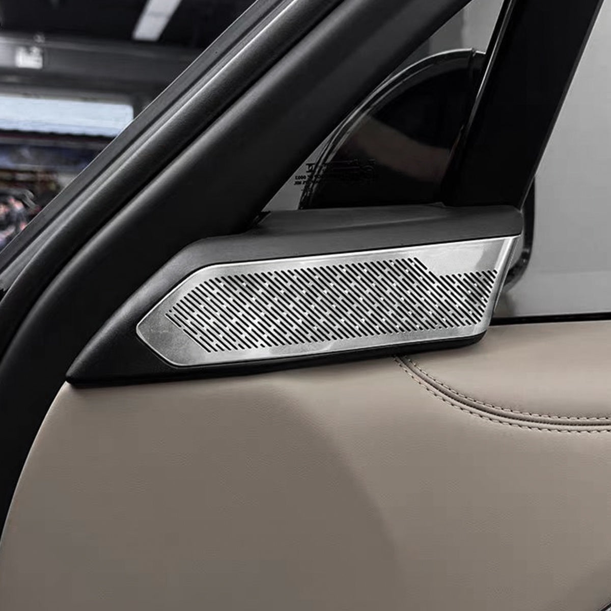 TITANSCHILD – Lautsprecherabdeckungen Innenraum für Range Rover (ab 2022) - Seitenansicht