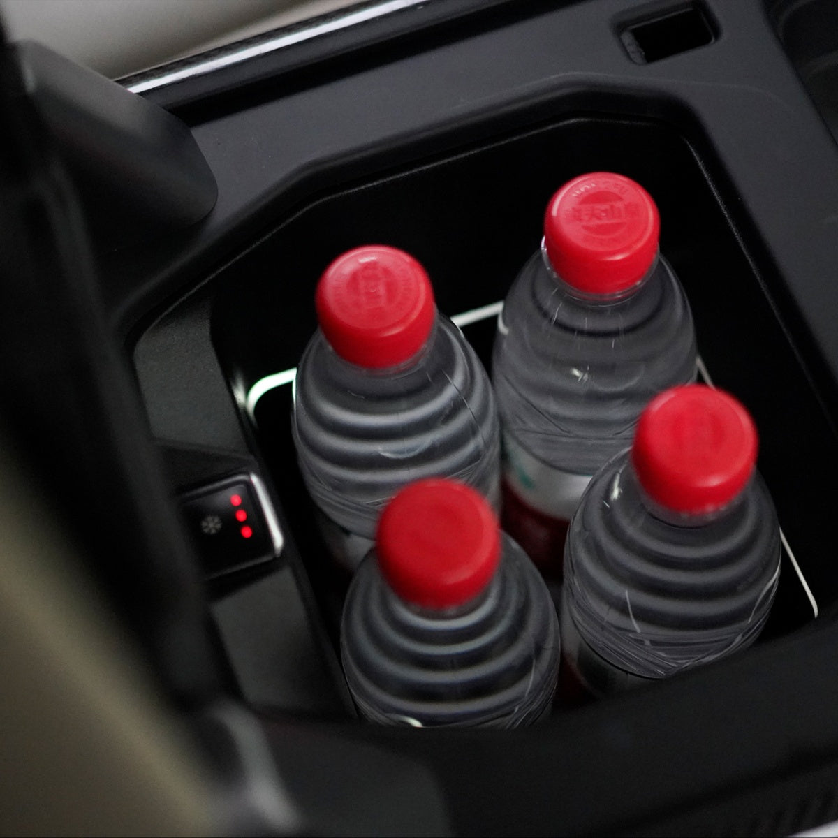 TITANSCHILD – Armlehnen-Kühlschrank Mini Freezer für Range Rover Vogue (ab 2022) - Montageansicht