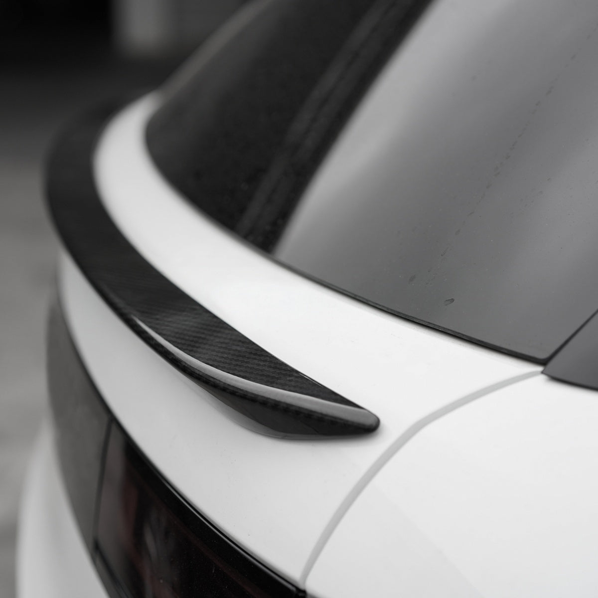 TITANSCHILD – Carbon Heckspoiler (Rear Middle Wing) für Range Rover Sport - Montageansicht