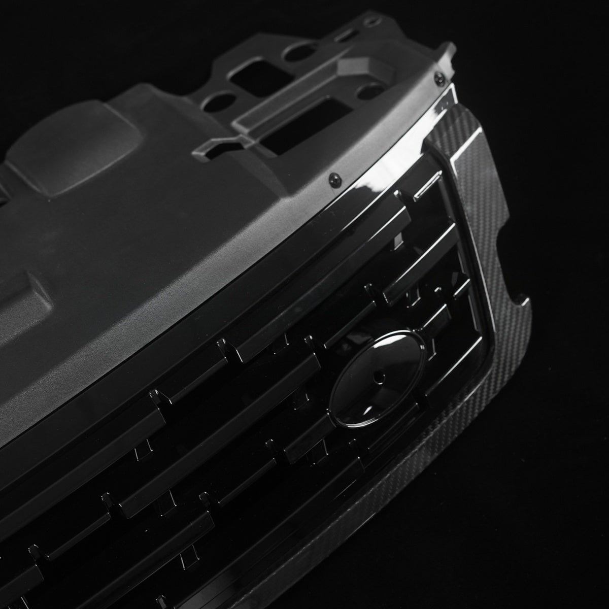 TITANSCHILD – Carbon Kühlergrill Blende für Range Rover Sport - Montageansicht