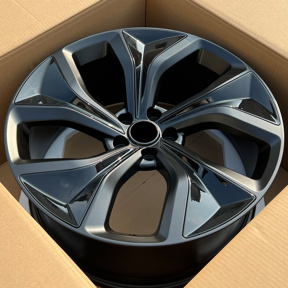 TITANSCHILD – Aluna Felgen ab 21 Zoll für Range Rover Sport - Montageansicht