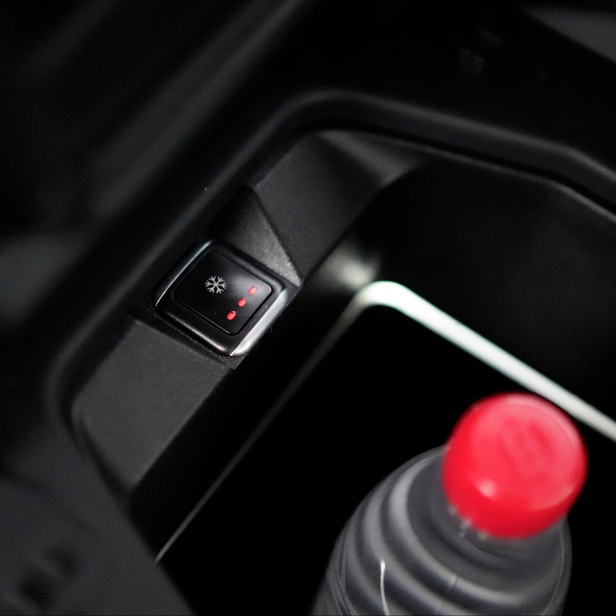 TITANSCHILD – Mini-Kühlschrank Armlehnen-Integration für Range Rover Sport - Detailansicht
