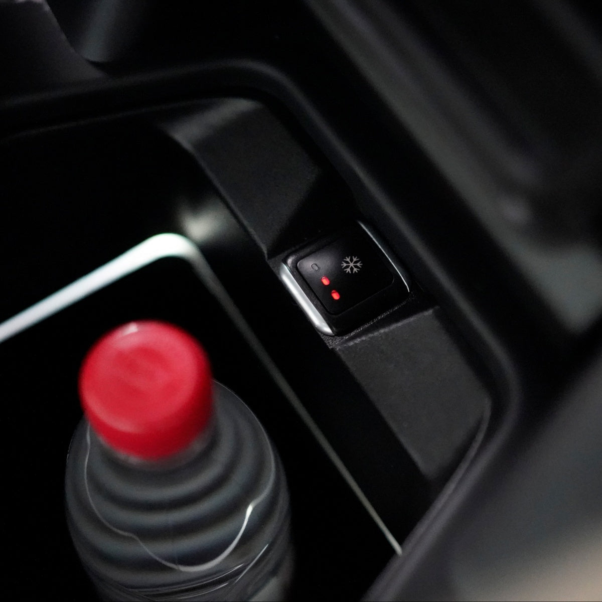 TITANSCHILD – Mini-Kühlschrank Armlehnen-Integration für Range Rover Sport - Nahaufnahme