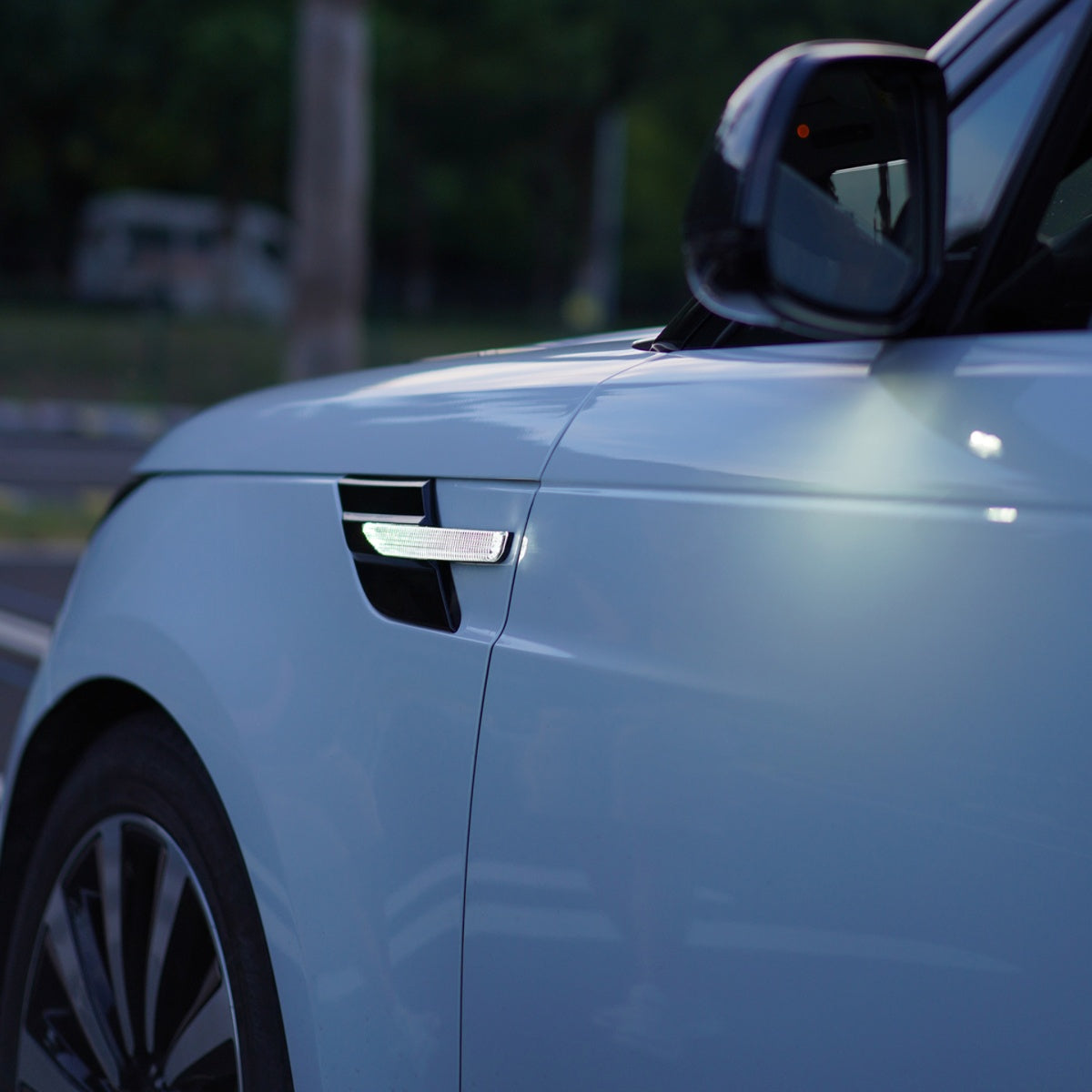 TITANSCHILD – Seitliche Lüftungsgitter mit LED für Range Rover Sport - Detailansicht